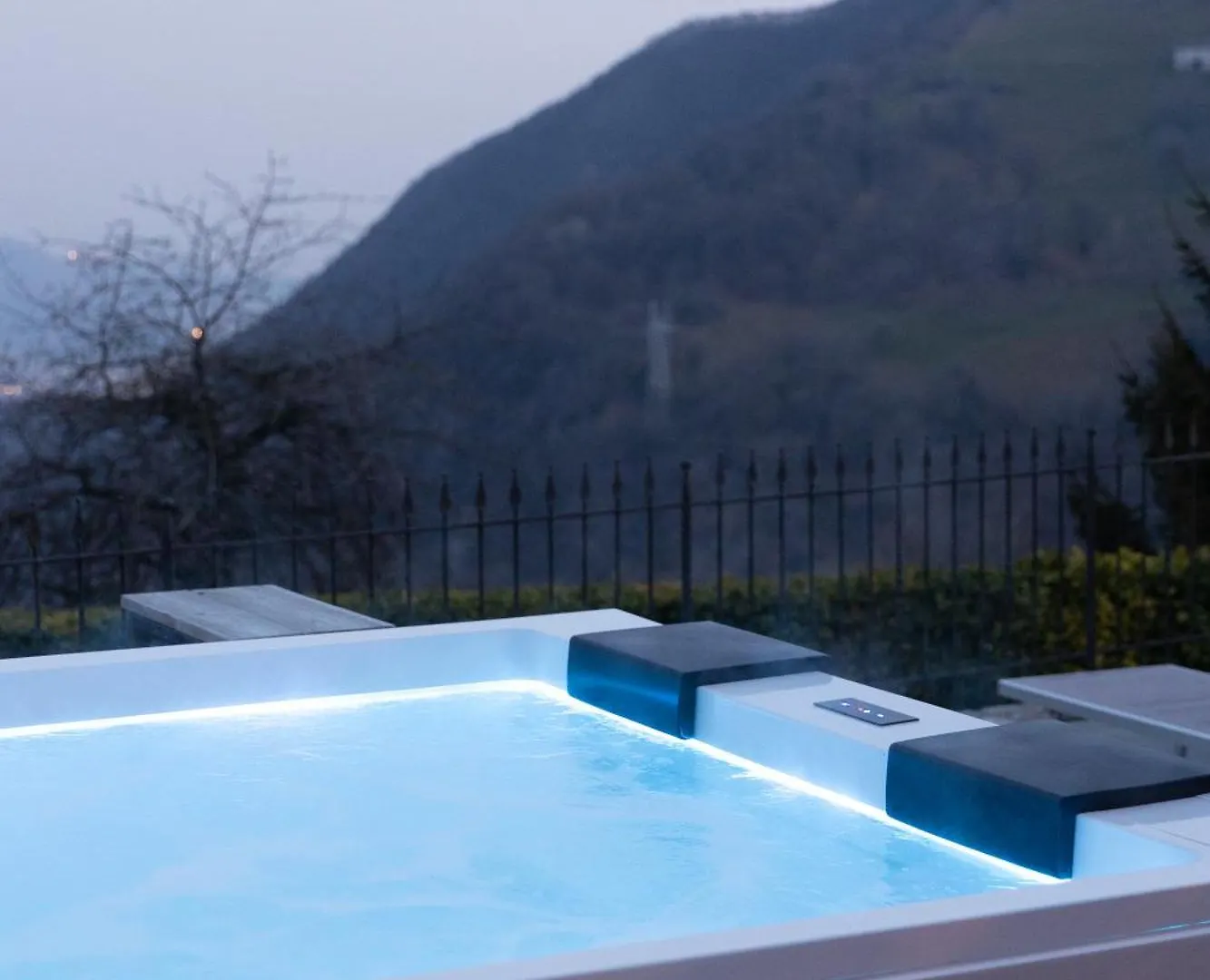 Ca' Baetti L'Antico Borgo Bed & Breakfast Roncola 0*,  Italy