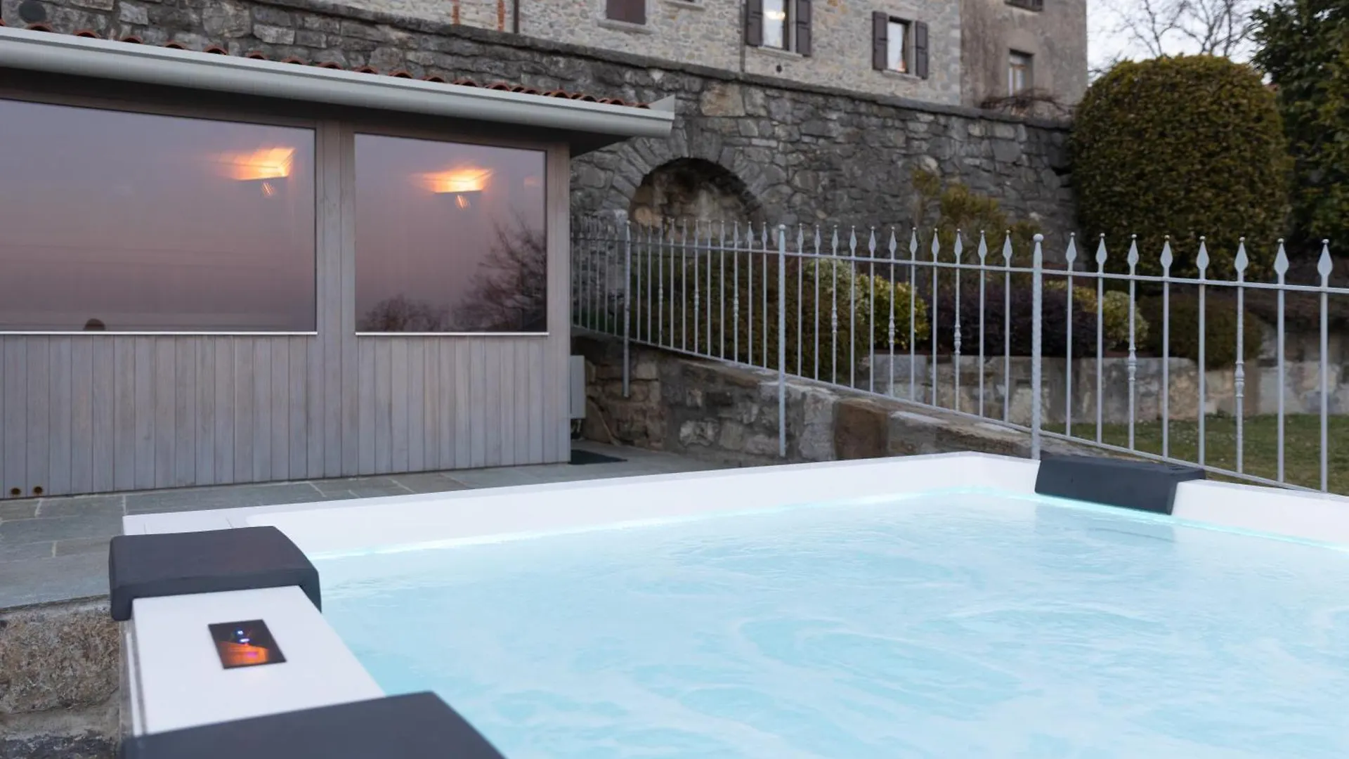 Ca' Baetti L'Antico Borgo Bed & Breakfast Roncola 0*,  Italy