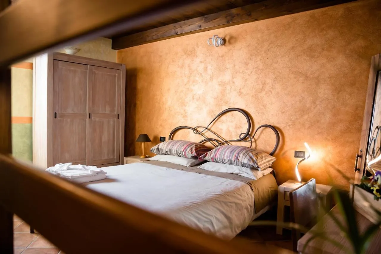 Ca' Baetti L'Antico Borgo Bed & Breakfast Roncola 0*,  Italy